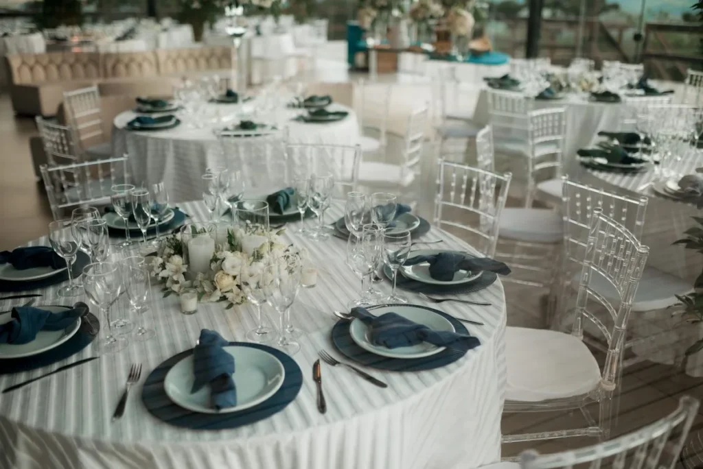 Tables de réception dressées pour un mariage dans l'Hérault