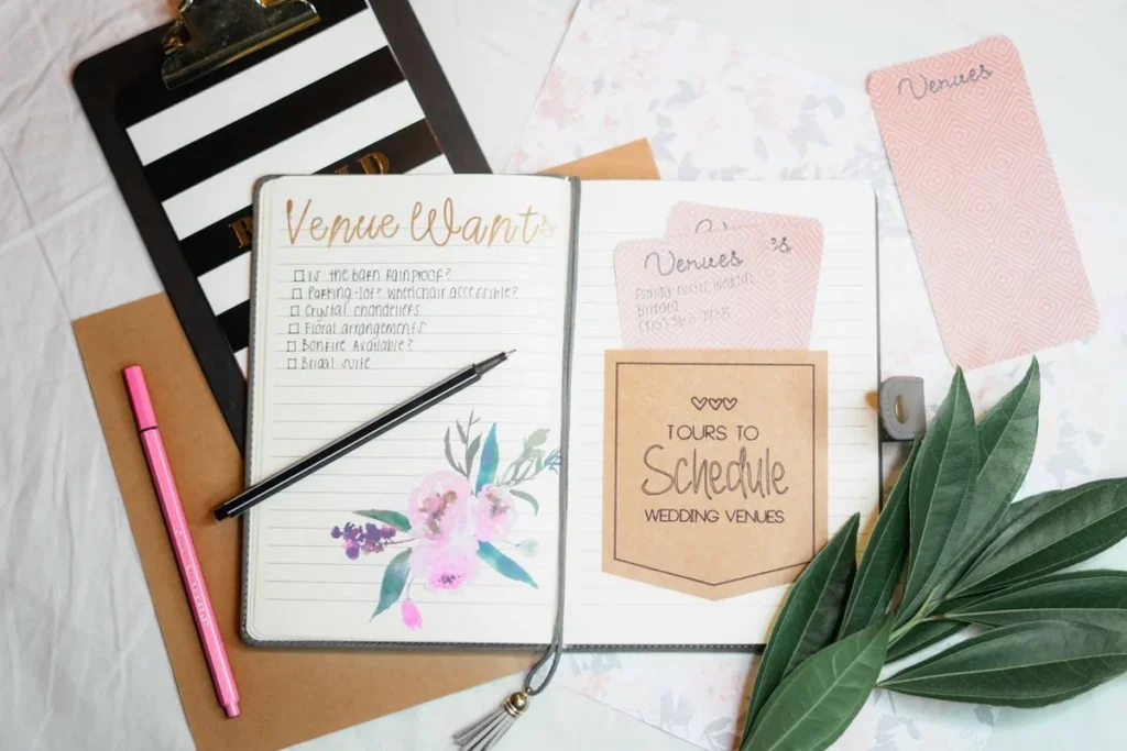 Carnet d'organisation de mariage avec check-list, stylo et notes